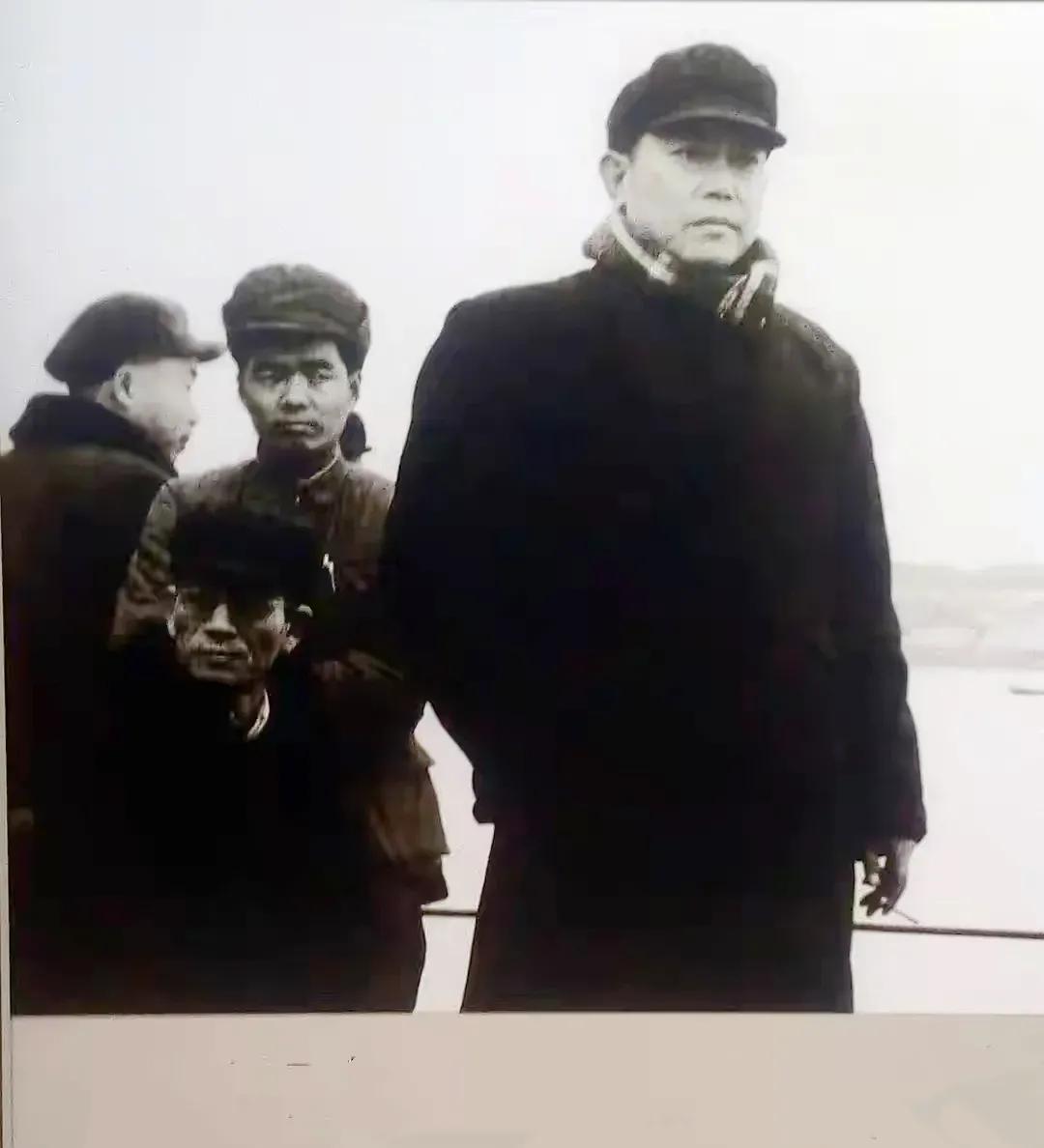 1952年2月，李先念接下武汉市委书记、市长的活儿。你瞅这照片，他在江面轮船上考