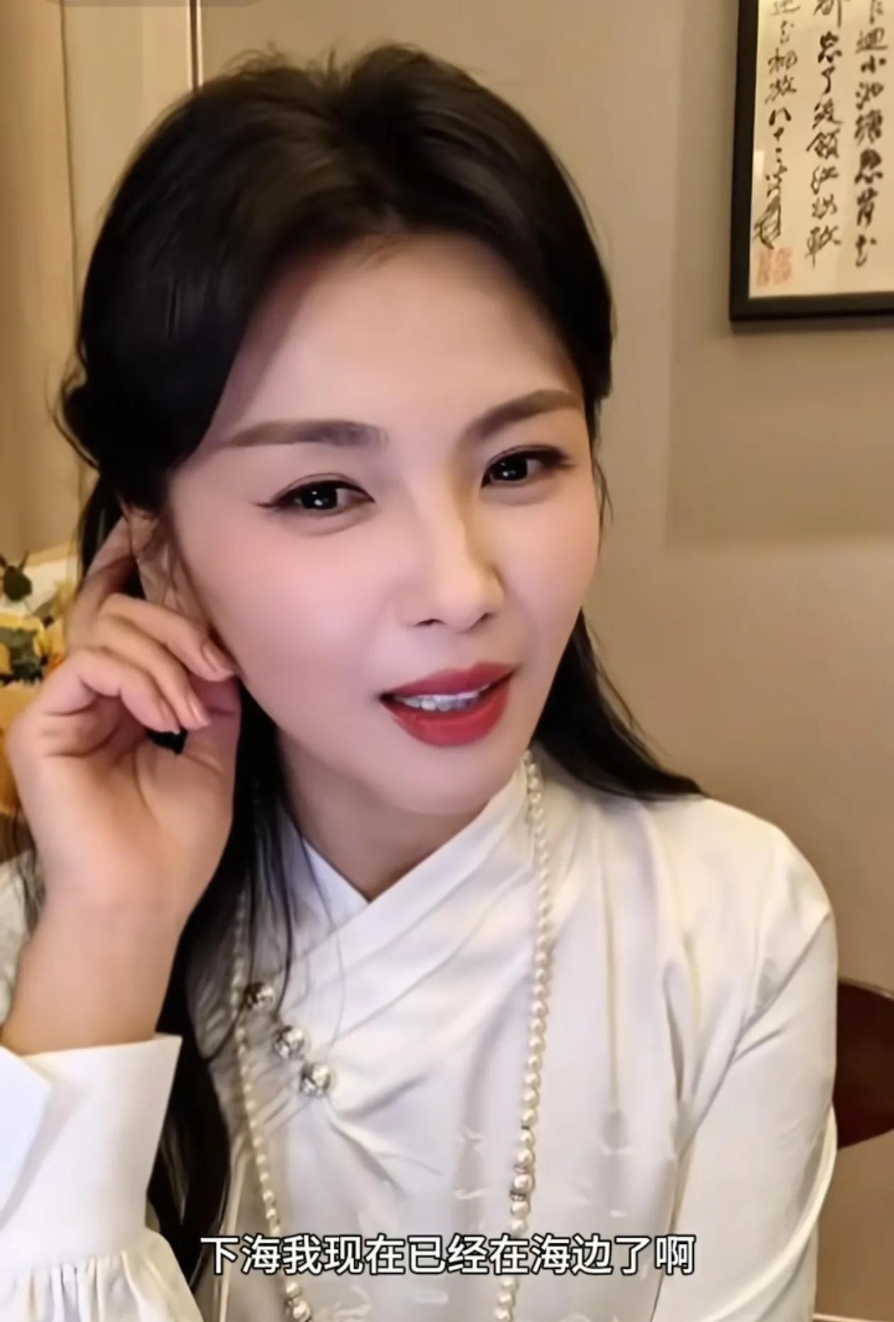 当有网友问刘涛"要不要下海”？
我本以为刘涛会沉默，甚至装作没看到，
没想到刘涛