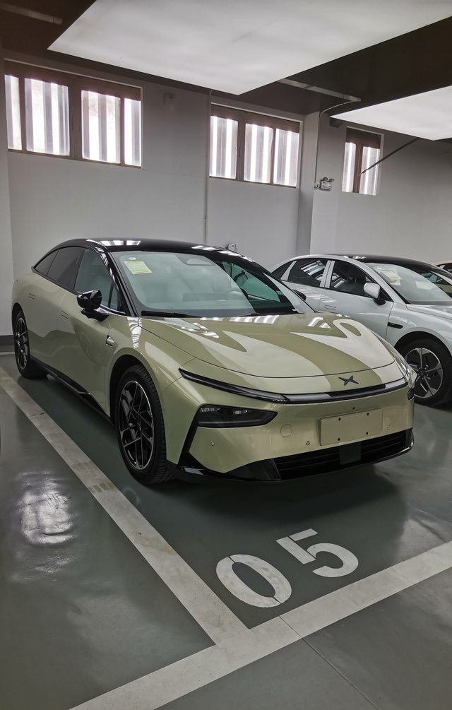 小鹏P7+用车体验
外观上，小鹏P7+有着溜背式的流畅线条，轿跑造型十分吸睛，每