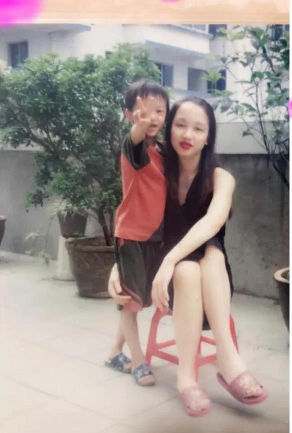 50岁很老吗？今天有个顾客说我：阿姨，你这么老了，怎么还出来干活啊？
这个是顾客