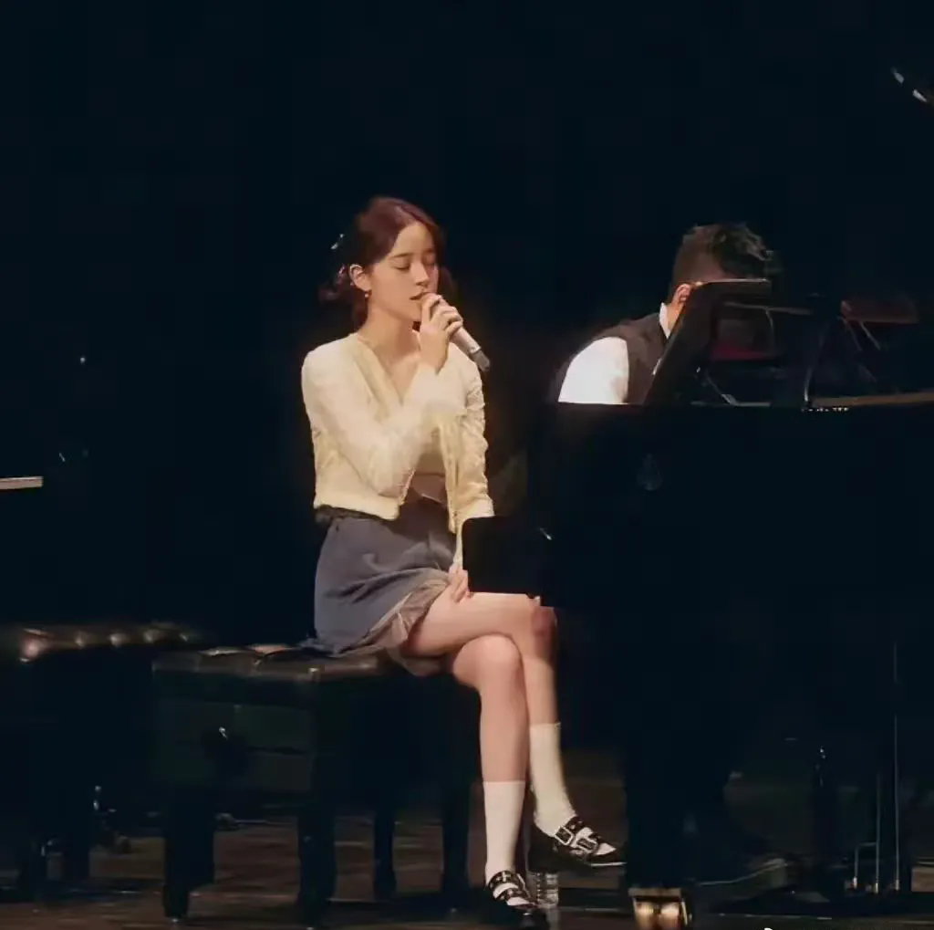 在一场演唱会上，舞台上的景象着实令人意外。钢琴尚未奏响，歌迷们的情绪就已被点燃，