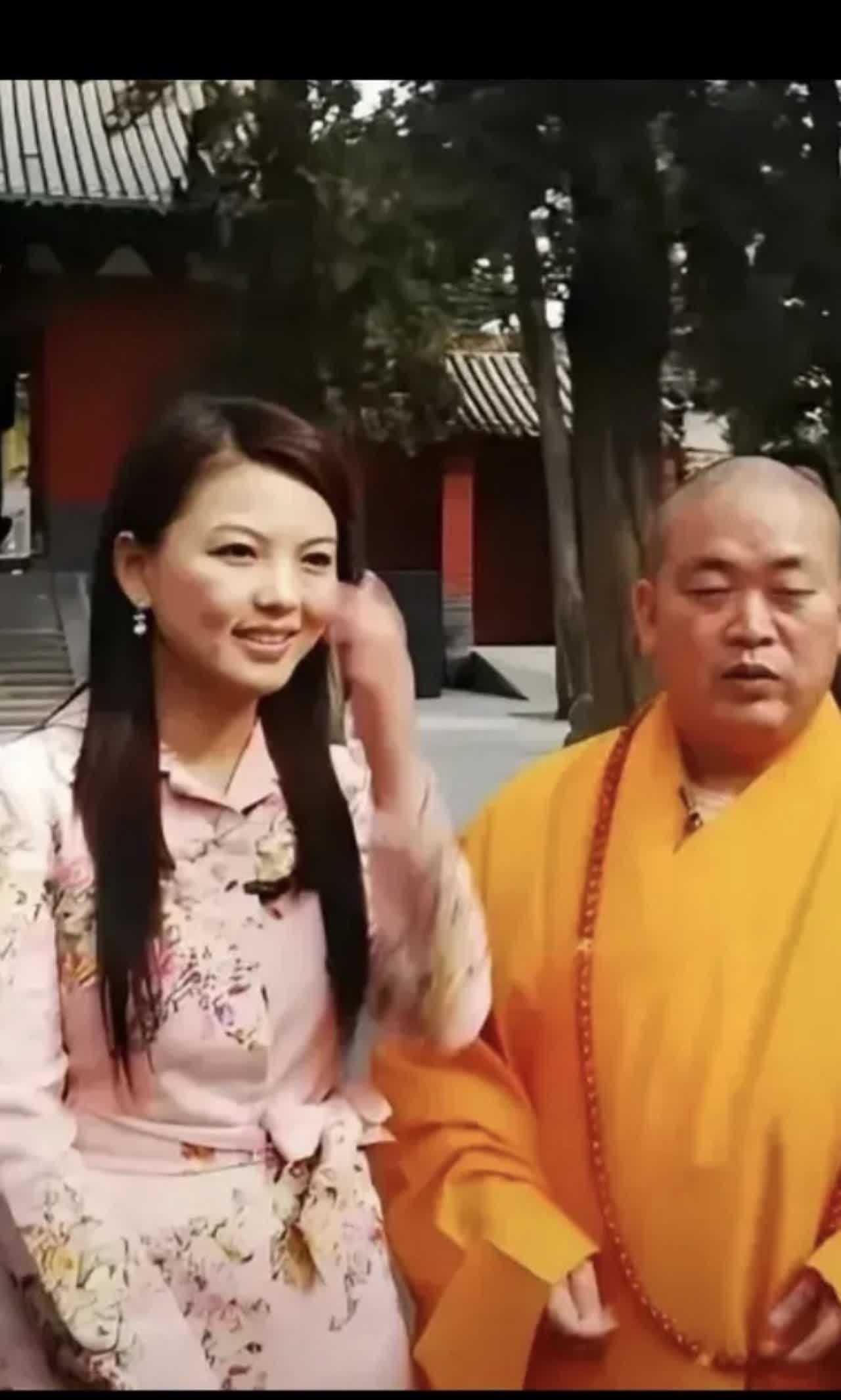 图片中是李湘：湖南卫视“一姐”
不知道是不是也是去“开光”了？
