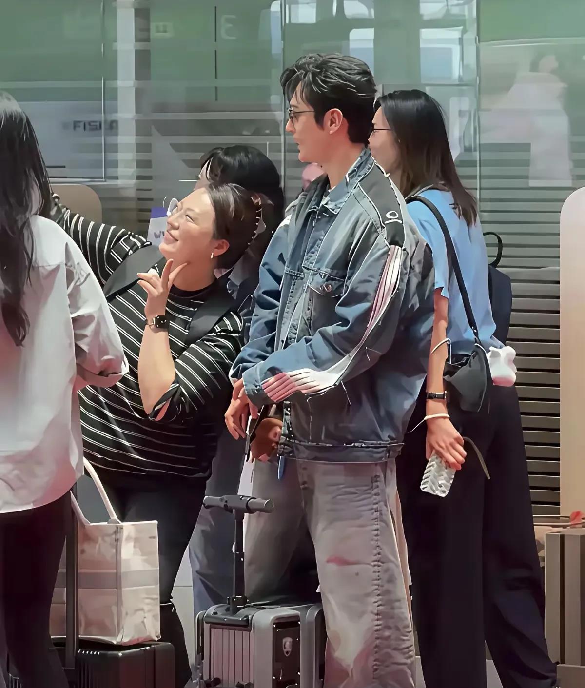 搞不懂黄晓明为什么要活得那么累？

矮不可怕，装高才可怕；老不可怕，装嫩才可