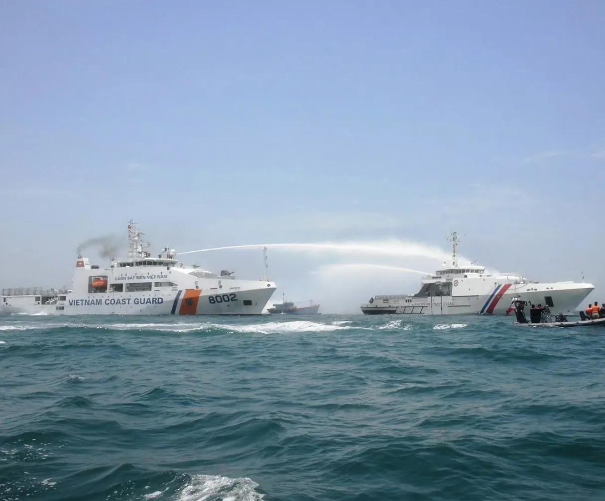 菲越海警互喷水炮演习，网友:弱鸡互啄
这是越南和菲律宾的海警在海上进行联合演习的