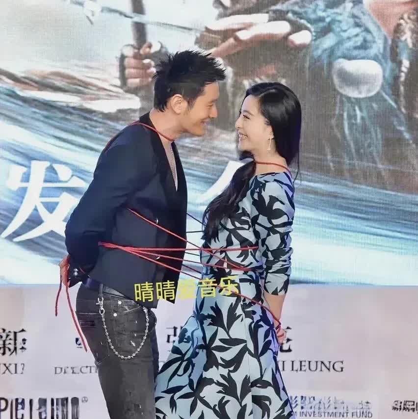 黄晓明和范冰冰这张照片真有意思，这俩人真会玩，还是在表演什么节目？两人眉目传情，