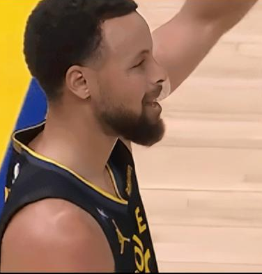 库里缺席，勇士5人得分上双战胜残阵太阳。NBA常规赛，勇士客场挑战太阳，这场比赛