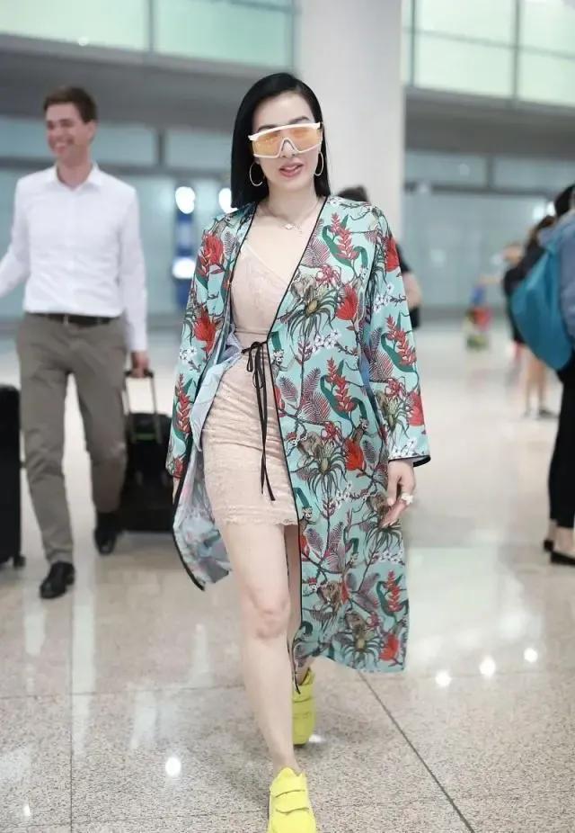钟丽缇这到底是怎么了？ 怎么穿成这样就出门了？这身装扮看起来还真是一言难尽啊！ 