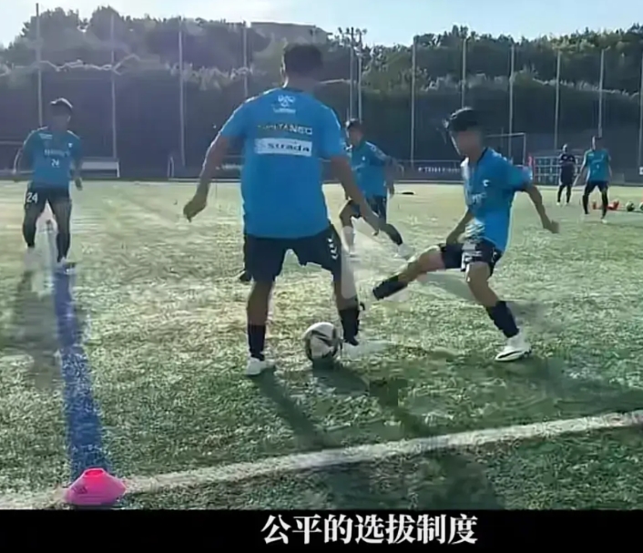 近期，前国足门将教练区楚良，在接受《足球》报的采访时，谈论了第一批归化球员得不到