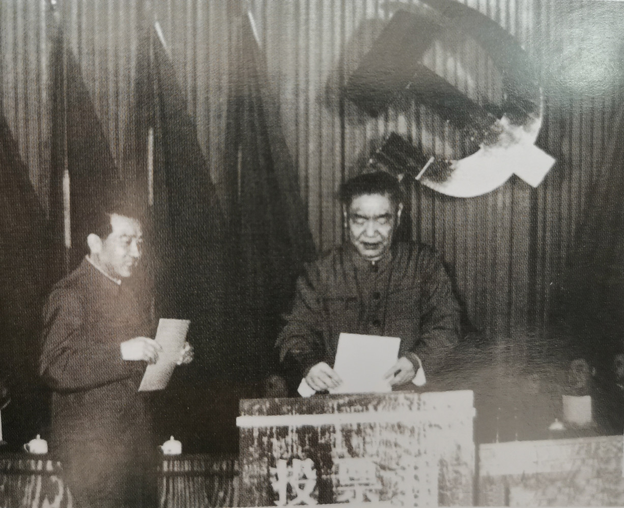 1983年，广州军区司令员尤太忠和政委王猛，在军区党代表会上投票。尤太忠和王猛都
