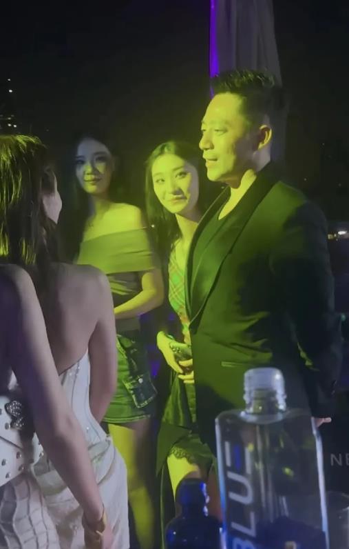 这种场合“王中磊太了解汪小菲了”，就这样很轻松的把马筱梅搂着走了！腰搂的挺紧，而