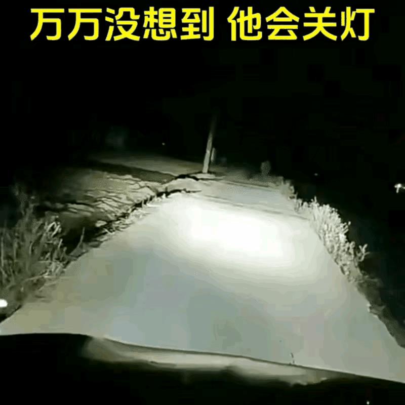 周日的晚上，一位司机将车停在农村的道路上，等着家人上车……因为道路狭窄，一位大叔