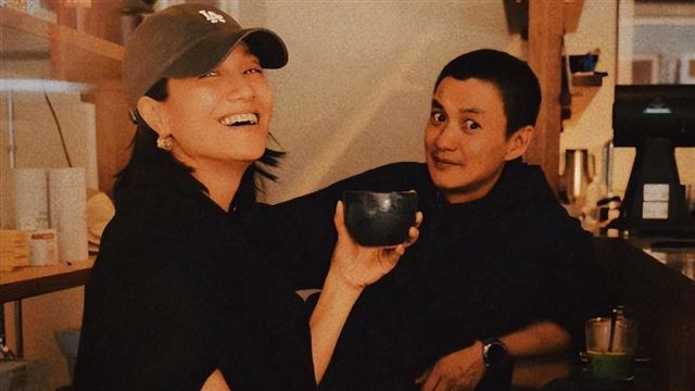 周一围带儿子散步，小小围长大不少，朱丹默默为父子俩拍照超幸福