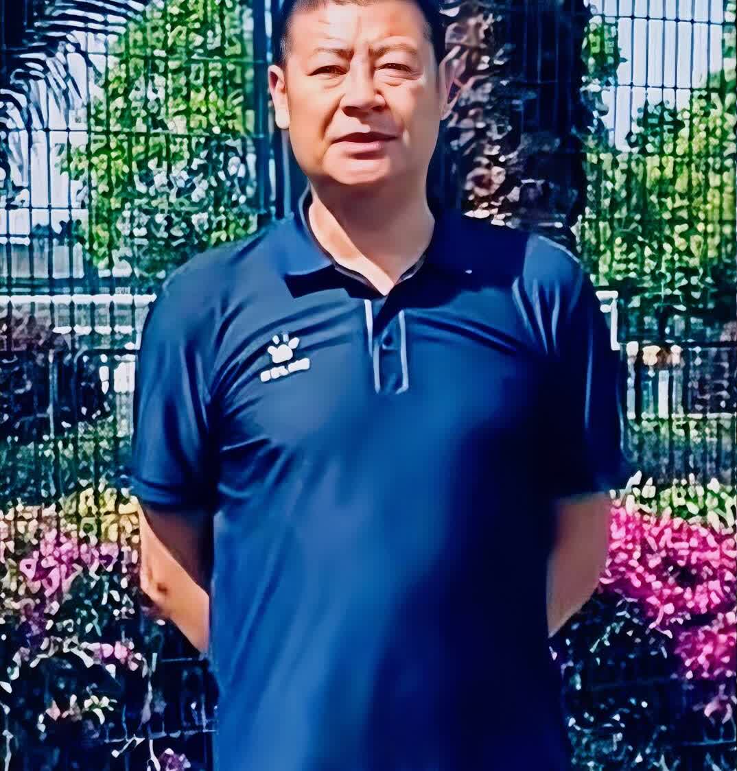 有点想不明白，当年明明是山东泰山队最帅的球员，也是在球场上真正的铁血硬汉，偏偏拥