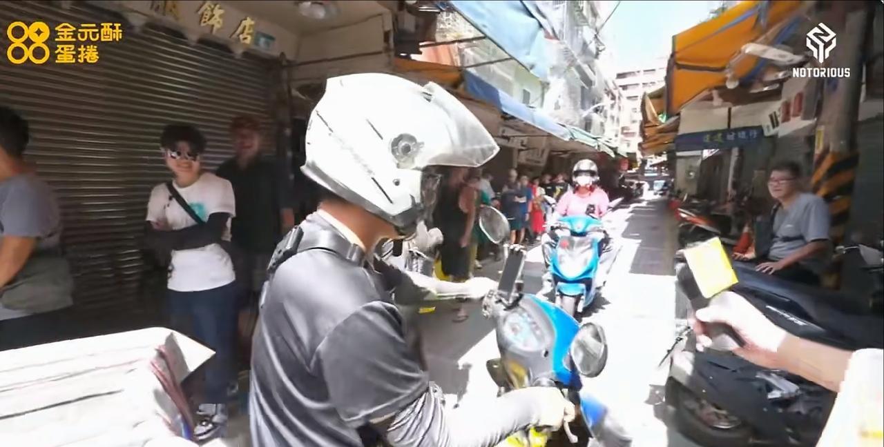 台湾馆长“88金元酥蛋卷”店开业才几天生意爆满，很多人为了支持他排队购买，馆长是