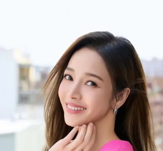 全网最难过的女人应该是侯佩岑吧！

不是因为她唱跳不行

也不是因为她不