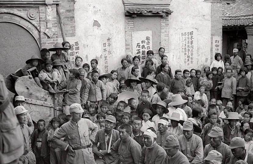 1940年，八路军在一个大娘家里喝粥，这时，班长发现不对劲，大娘的女儿不在，便连