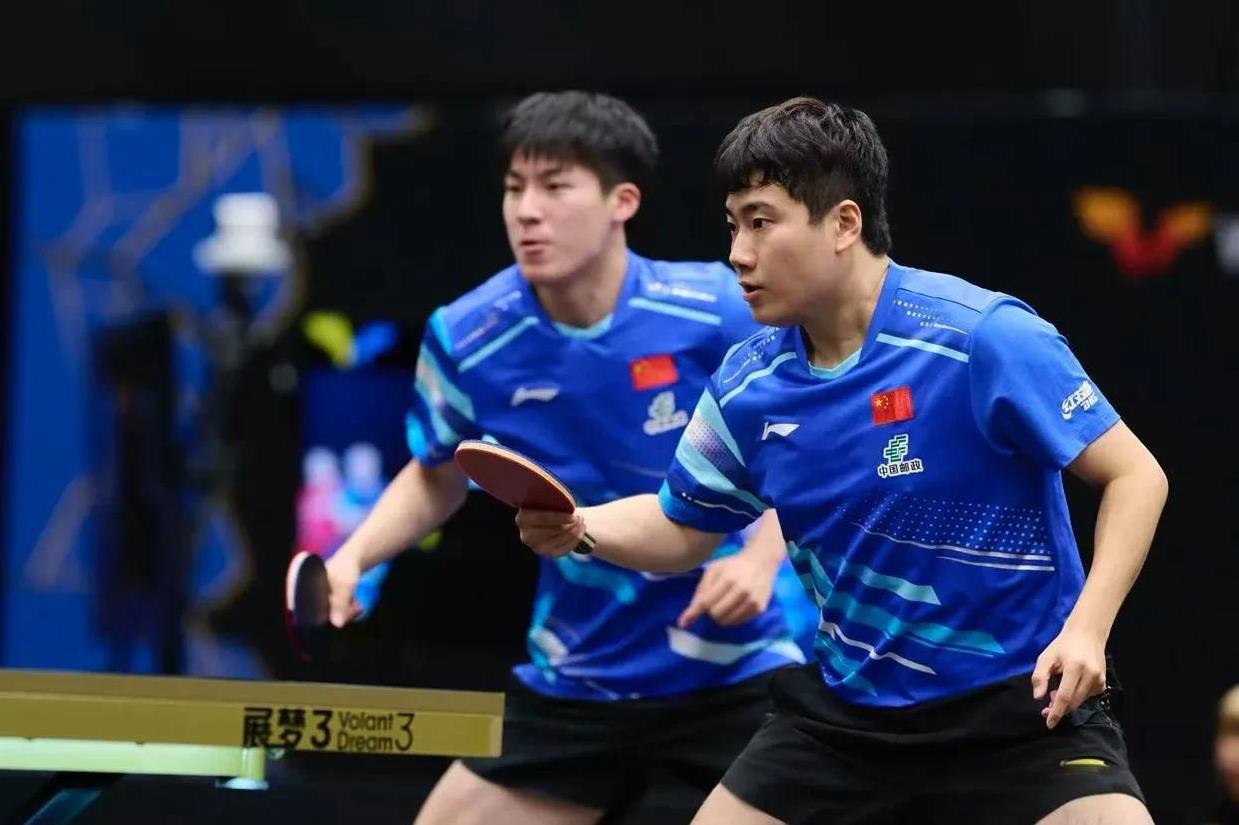 国乒2对珍贵的男双组合进8强了！
8月20日，梁靖崑带着温瑞博，林诗栋带着黄友政