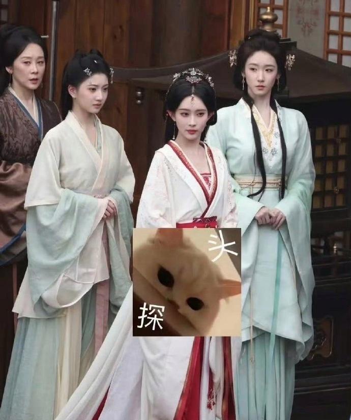 最近孟子义《百花杀》的路透里有个小演员出圈了，大家都说她很像景甜。
确实有点像大