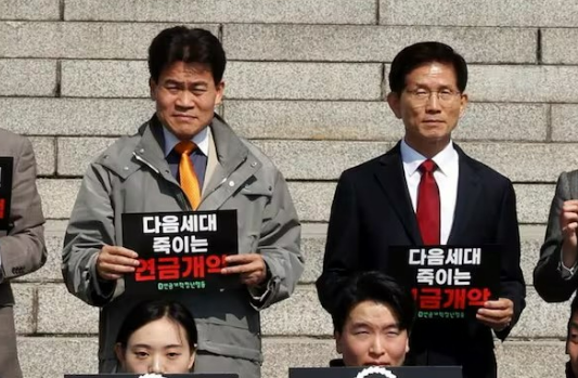 韩国历史讲师出身的极右翼全汉吉（本名全有宽）仗着自己有40万粉丝，打算给参与8月