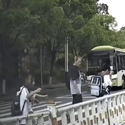 这熊孩子，妥妥的低劣品种啊！别人主动礼让，不说让你感激，你也不应该朝人家竖中指啊