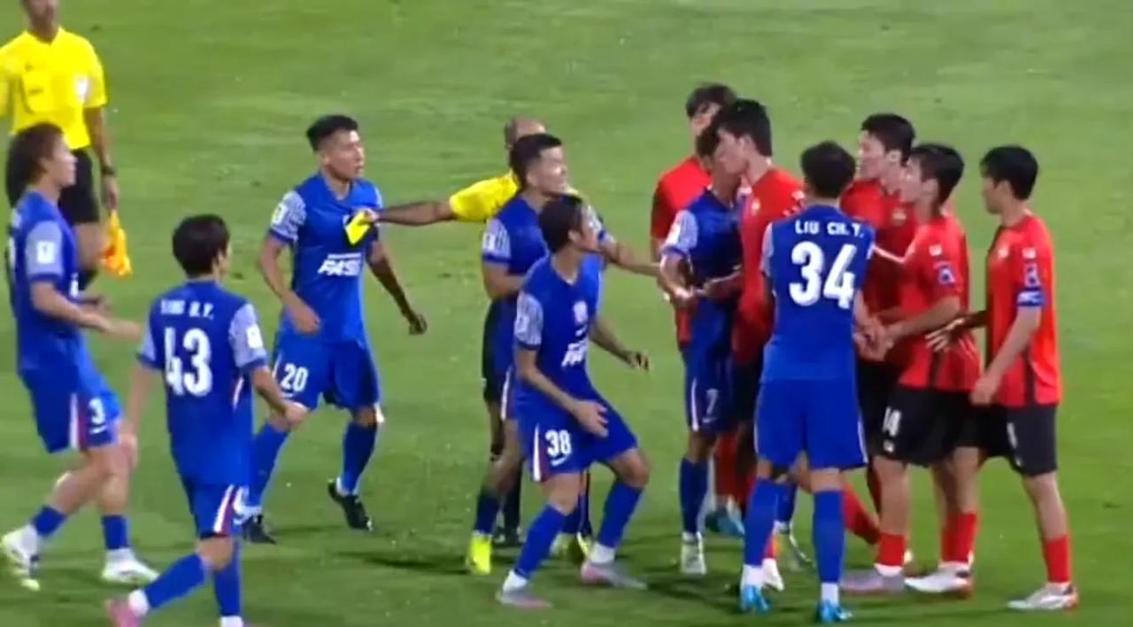 于汉超铲倒韩国球员后，应该主动把对手扶起来并道歉，不应该继续与对手争吵。
在无球