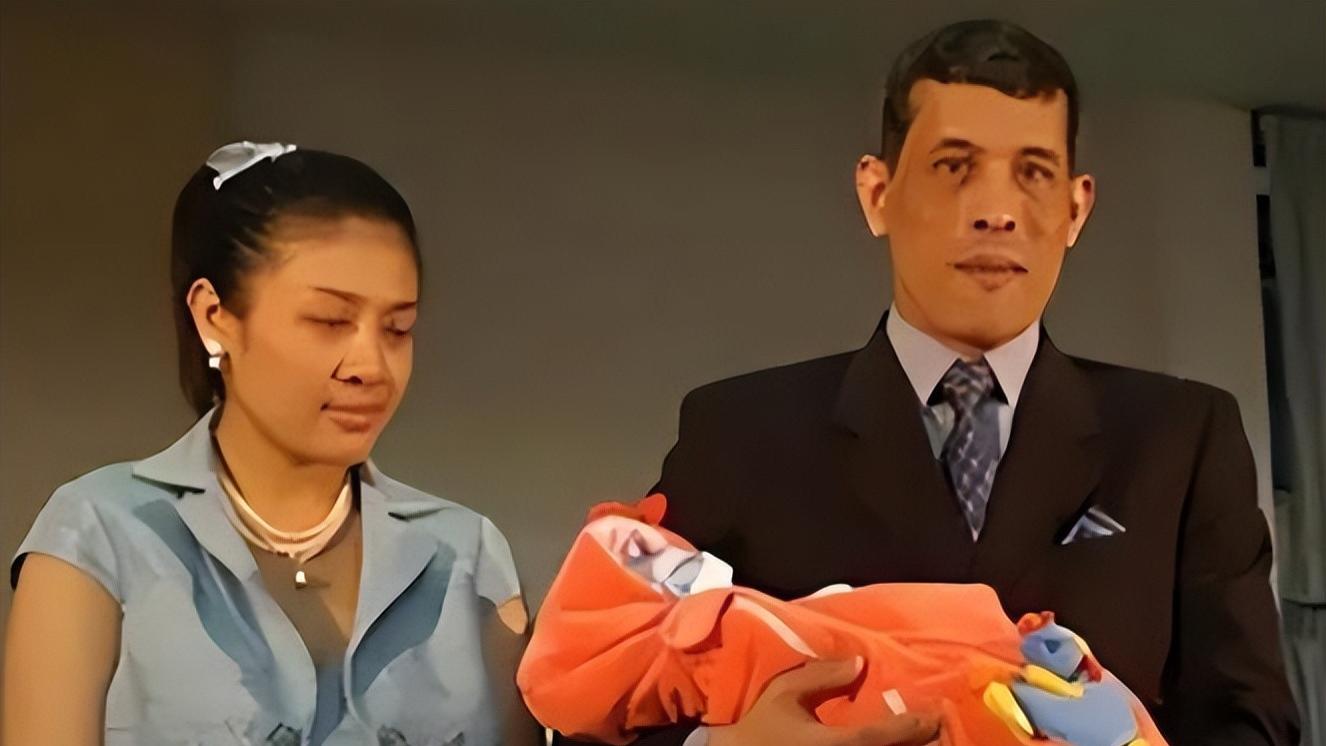 2005年，西拉米立下大功生下提帮功，泰王玛哈送她一只金鸡当奖励