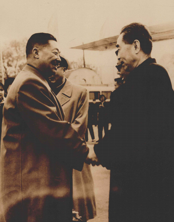 1963年11月，贺龙元帅前往印尼，参加第一届新兴力量运动会并对印尼进行友好访问