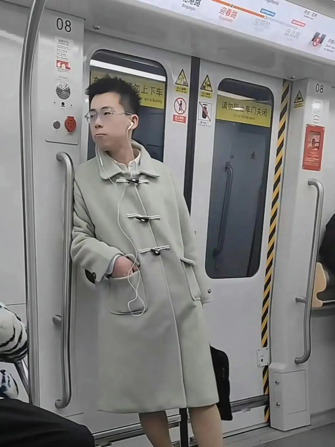 地铁男生穿光腿神器，你能接受吗？
