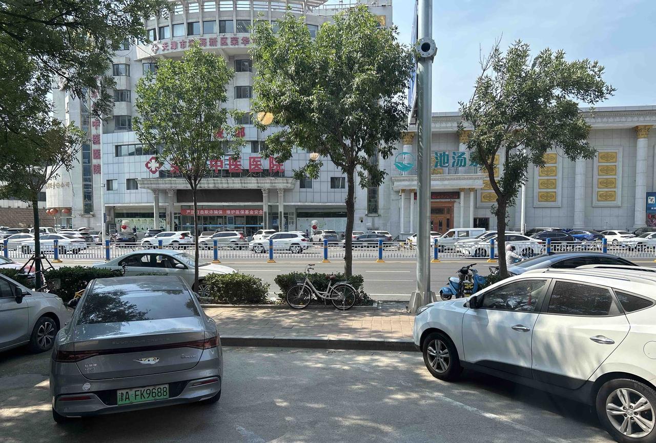 新港二号路修好了，这对天津人民来说是个大好事。这条路从2023年5月开始施工，包
