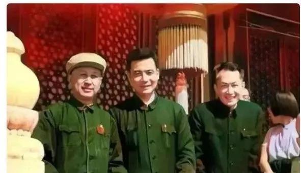 1966年国庆节，钱学森，朱光亚，邓稼先，三位中国的脊梁在天安门城楼上的合影。