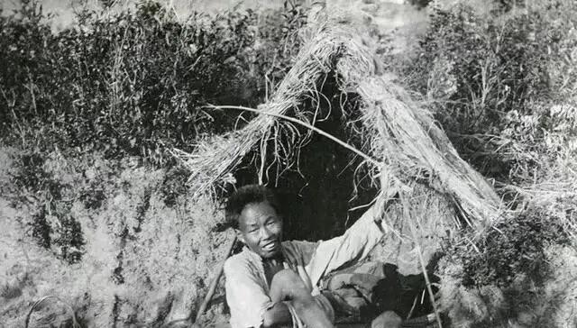 宫里请来个有名的女相师，叫许负。
汉文帝兴致勃勃让她给邓通看相，
指望着能听见几