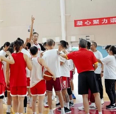 中国女篮官方分享了最新一期国家集训队的训练图集。
本届女篮集训队大规模启用的是年