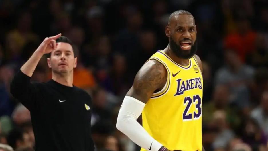 雷迪克公开道歉！承认没用好詹姆斯，湖人变阵该让1人下替补吗？