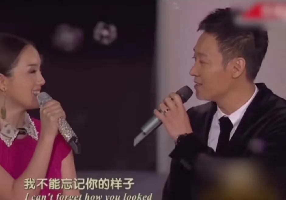 朱媛媛与辛柏青对唱
短短几句歌词就把我唱哭了！
“我不能忘记你的样子，
我们一起