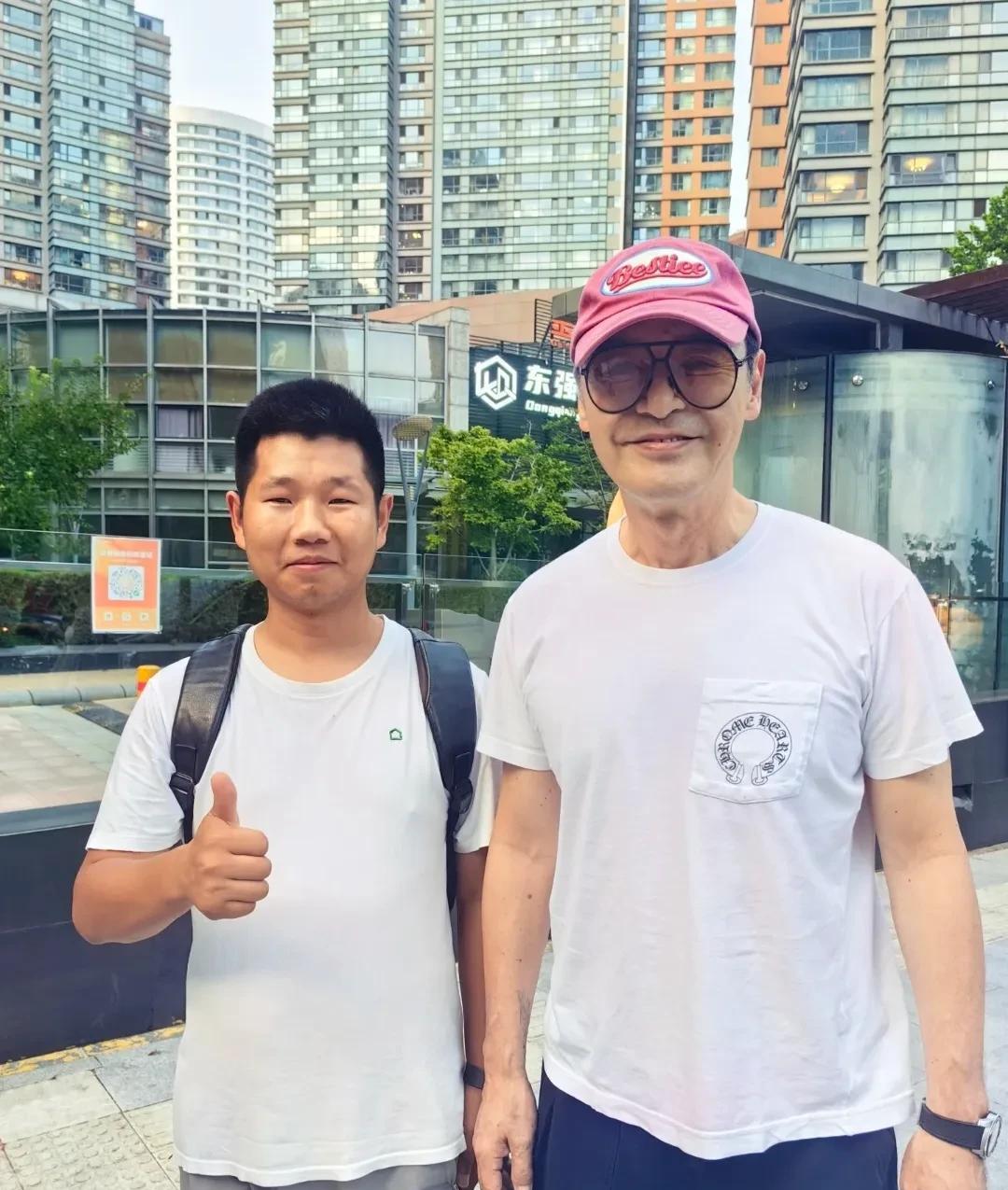 又有港台明星来内地安家了。
钟镇涛现身北京看房，他穿着白色T恤，蓝色裤子，戴着红