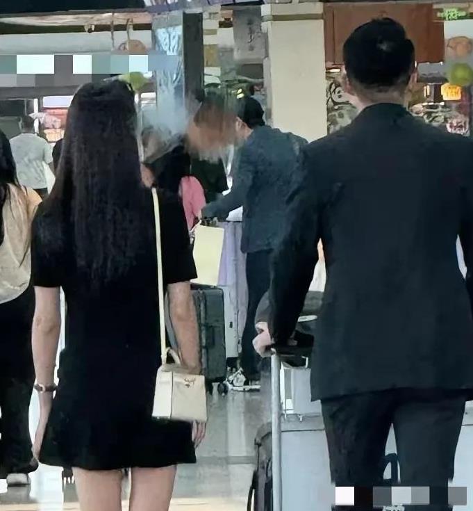 汪小菲和马筱梅又回湾湾了
忙完新店开业的小俩口
又被网友偶遇在机场
两人手牵手一
