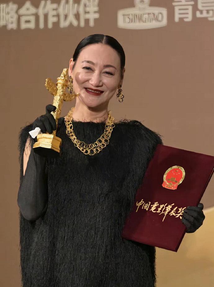 #惠英红65岁代言LOEWE#
65岁依然气场全开，拿下多少小花都梦寐以求的高奢