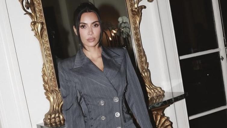 《诉讼女王》中Kim Kardashian饰演女律师，正装穿搭超熟女，姐系的魅力