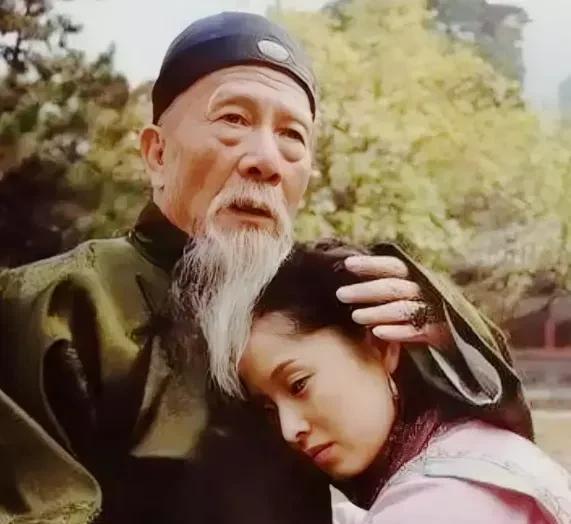 1881年，64岁的左宗棠被慈禧赐婚，娶了17岁的宫女章怡为妾。洞房花烛夜，章怡