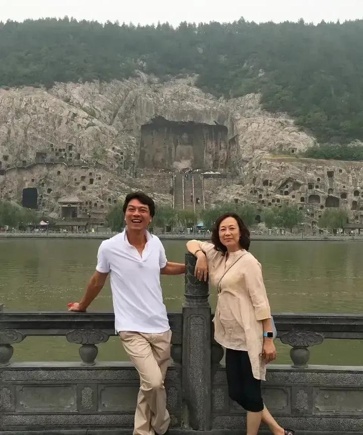 世界冠军与影后的甜蜜爱情，他们夫妻俩都老大不小了，孩子都那么大了，感情还这么好，