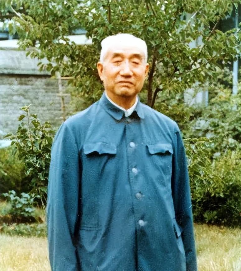 1988年夏天，洪学智和秦基伟站在徐向前家门前，手里提着个工具箱，两人原本是来探