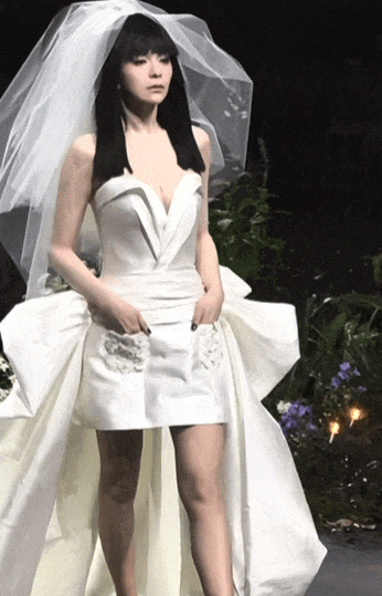 54岁“雪姨”王琳现身时装周，宛如20岁少女