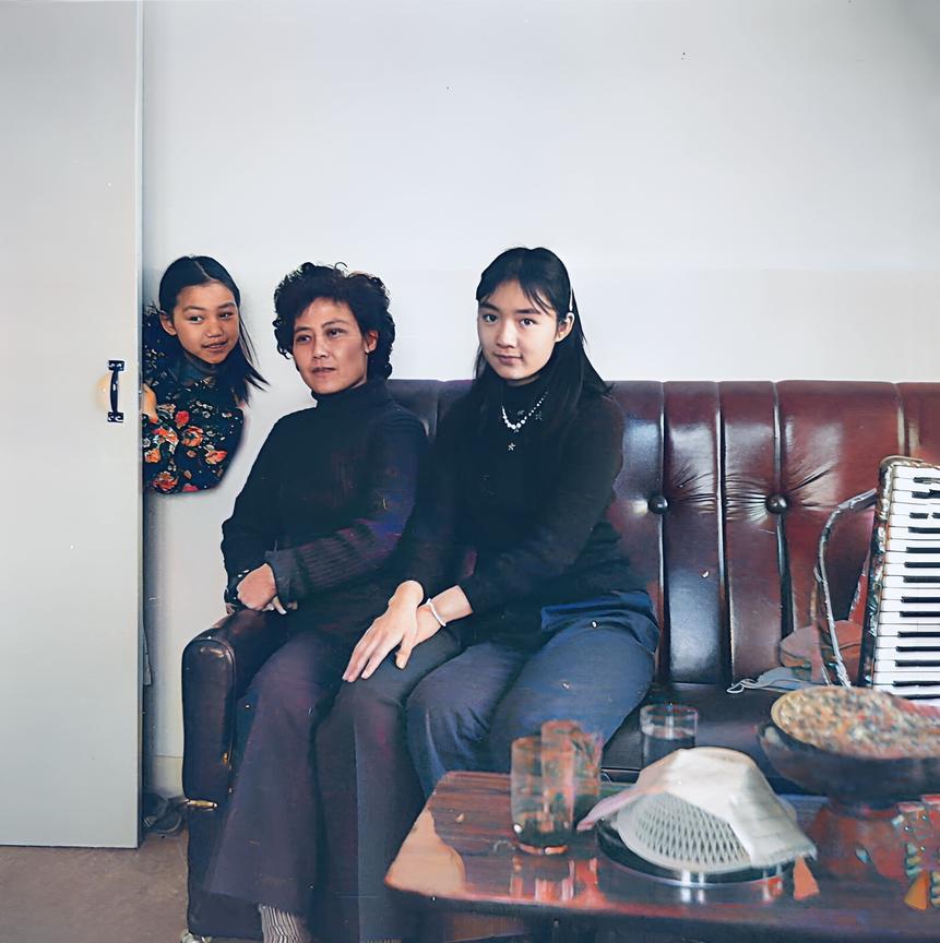 1988年至1992年，在大学读书期间认识的女生，这是那时她和妹妹留下的照片。
