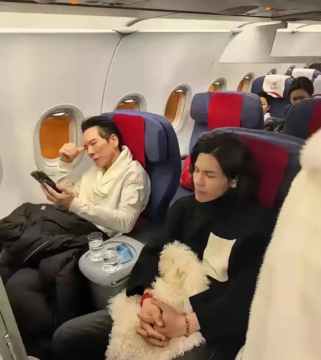 向华强这么有钱，为什么出行坐的公共飞机，而没有自己的私人飞机呢
