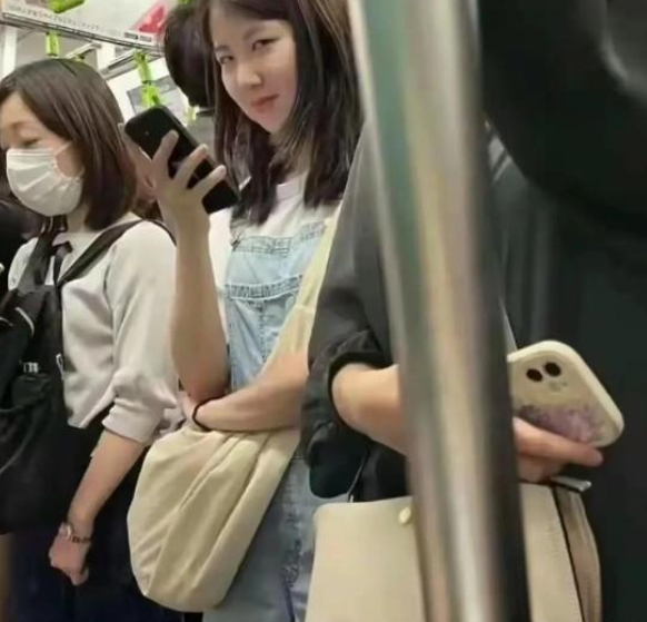 地铁上偷拍被发现了，这是什么表情？