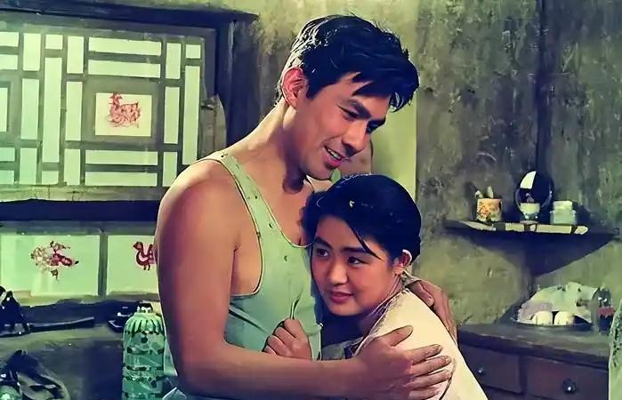 1981年，19岁的丛珊出演《牧马人》，有一场和朱时茂拥抱的戏，拍了几次都过不了