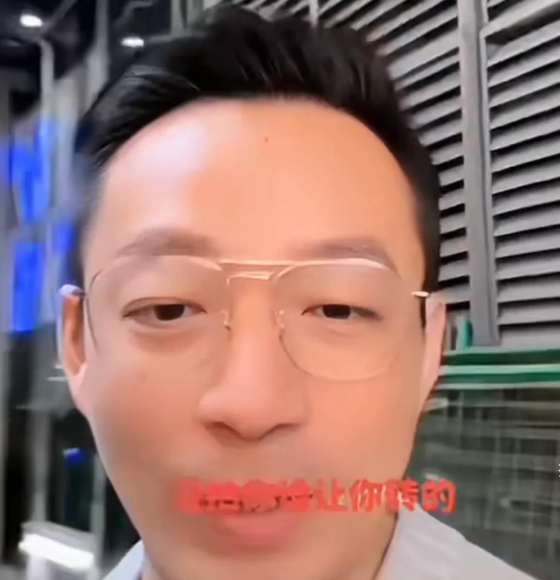汪小菲是真淡定啊，两耳不闻窗外事[赞]
陪着马筱梅和小玥儿出来逛街，看起来整个状
