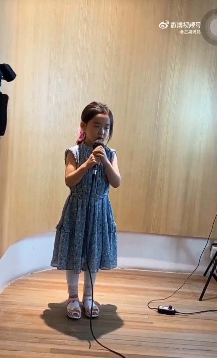 小酒窝大大方方在唱歌。
芒果妈妈。