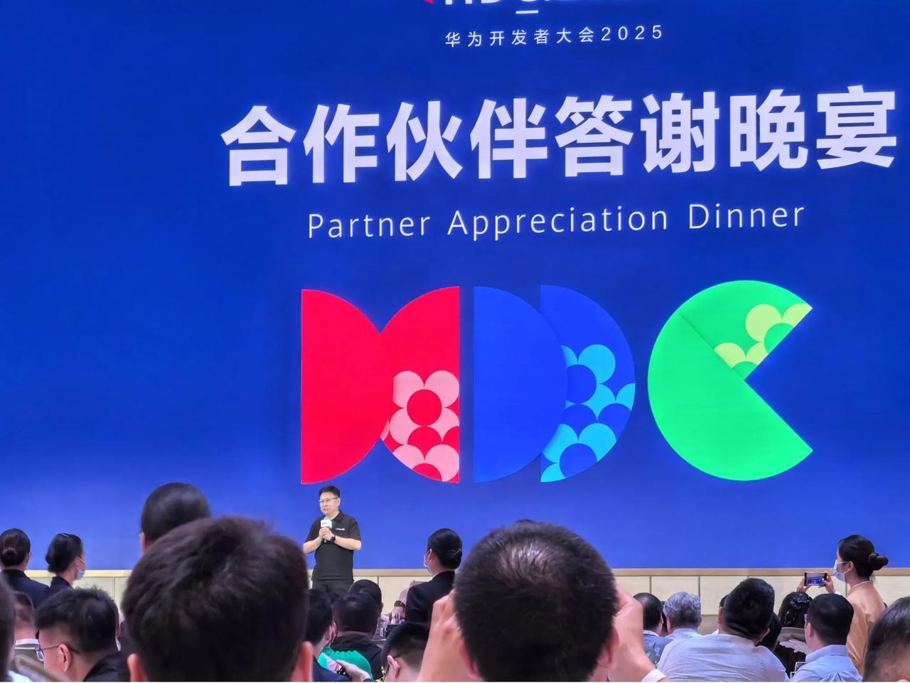 #做早饭时想# 【鸿蒙系统，成了！】
    这两天在东莞参加华为HDC2025