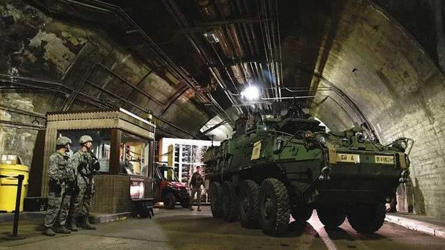 一旦核战爆发，美国立马关闭这扇25吨的大门，抵御核弹与世隔绝